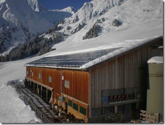 Gebäude mit Rückstromtechnik von Solutronic in den Alpen (Quelle Solutronic)