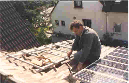 väterliche Unterstützung beim ersten Photovoltaik Projekt