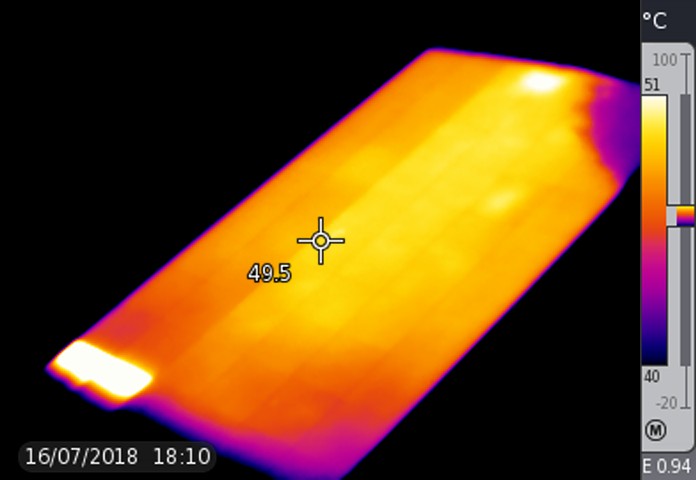 Das Bild zeigt das Thermogramm eines Solarmoduls, bei dem eine Bypassdiode kurzgeschlossen ist und dessen unterer Rand stark verschattet oder verschmutzt ist.