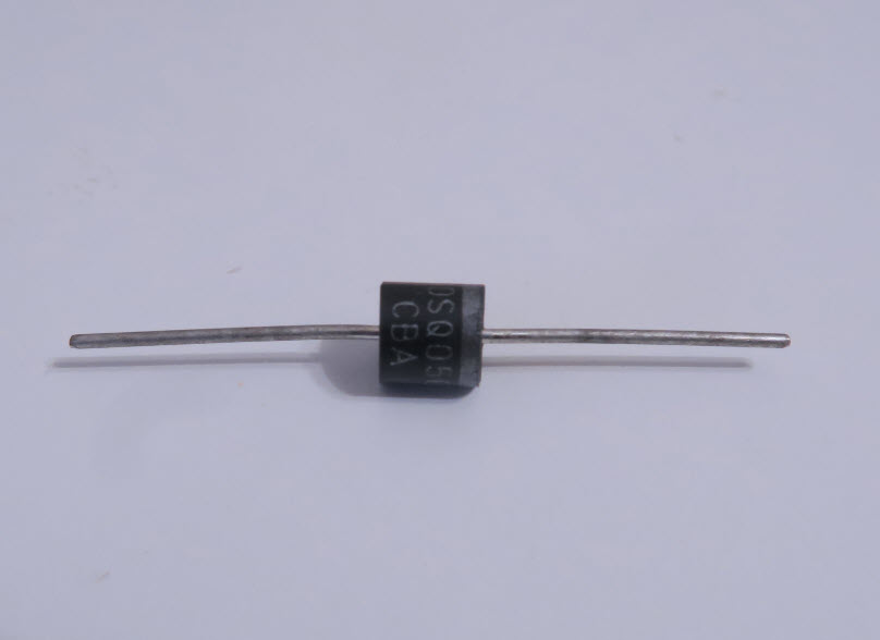 Das Bild zeigt eine Schottkydiode vom Typ 10SQ50 mit einem Nennstrom von 10A und einer Sperrspannung von maximal 50V. Dioden dieser Art werden häufig als Bypassdioden verwendet.