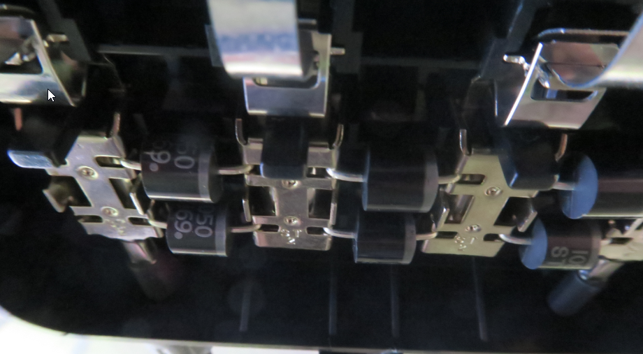 Das Bild zeigt die Modulanschlussdose eines Solarmoduls. Man erkennt die 3 Bypassdiodenstrecken. Es wurden auf jeder Strecke jeweils 2 Bypassdioden parallel geschaltet.