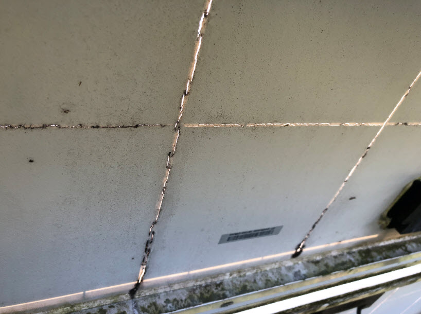 Fissure sur la partie arrière d'un panneau photovoltaïque 