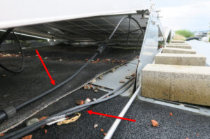 ungeschützt verlegte, nicht hochgebundene Kabel auf nassen Dächern können auf Dauer ebenfalls Ursache für Isolationsfehler sein