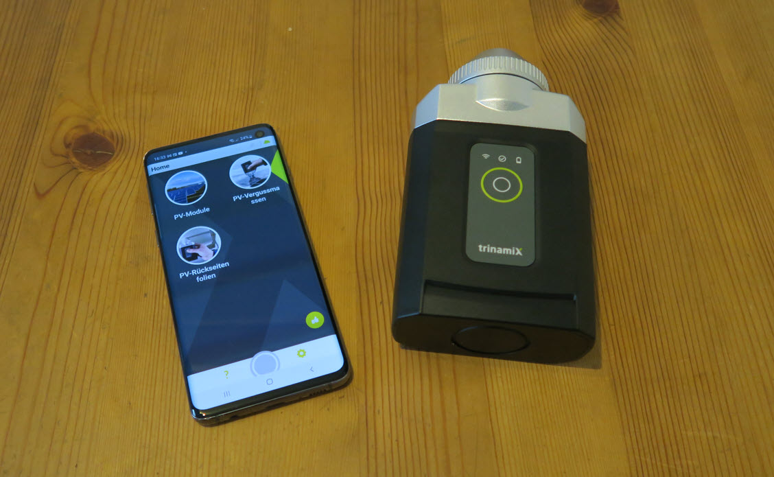 Das Bild zeigt das tragbare Spektroskopiegerät von Trinamix mit der zugehörigen Smartphone APP