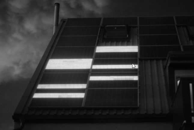 Das Bild zeigt eine Elektrolumineszenzaufnahme einer Photovoltaikanlage nach einem Überspannungsereignis. Ein Großteil der Bypassdioden sind kurzgeschlossen.