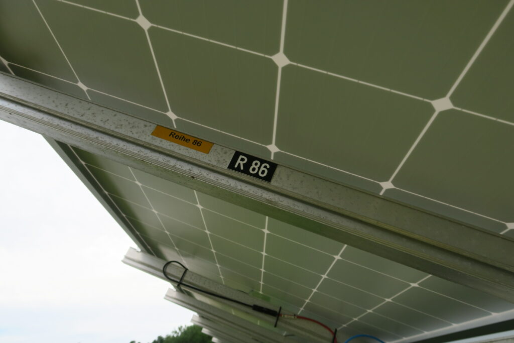Vorbildlich dauerhaft lesbare Reihenbeschriftung in einem Solarpark