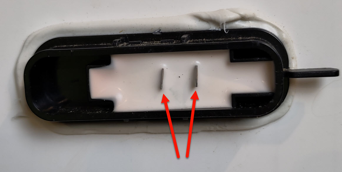 Das Bild zeigt die geöffnete Moduldose eines Solarmoduls, bei dem die Anschlussfahnen zur Bypassdiode weder umgeknickt, noch verlötet wurden. Dieses Bild beweißt, dass der Modulhersteller die Funktion der Bypassdiode offenbar nicht überprüft.