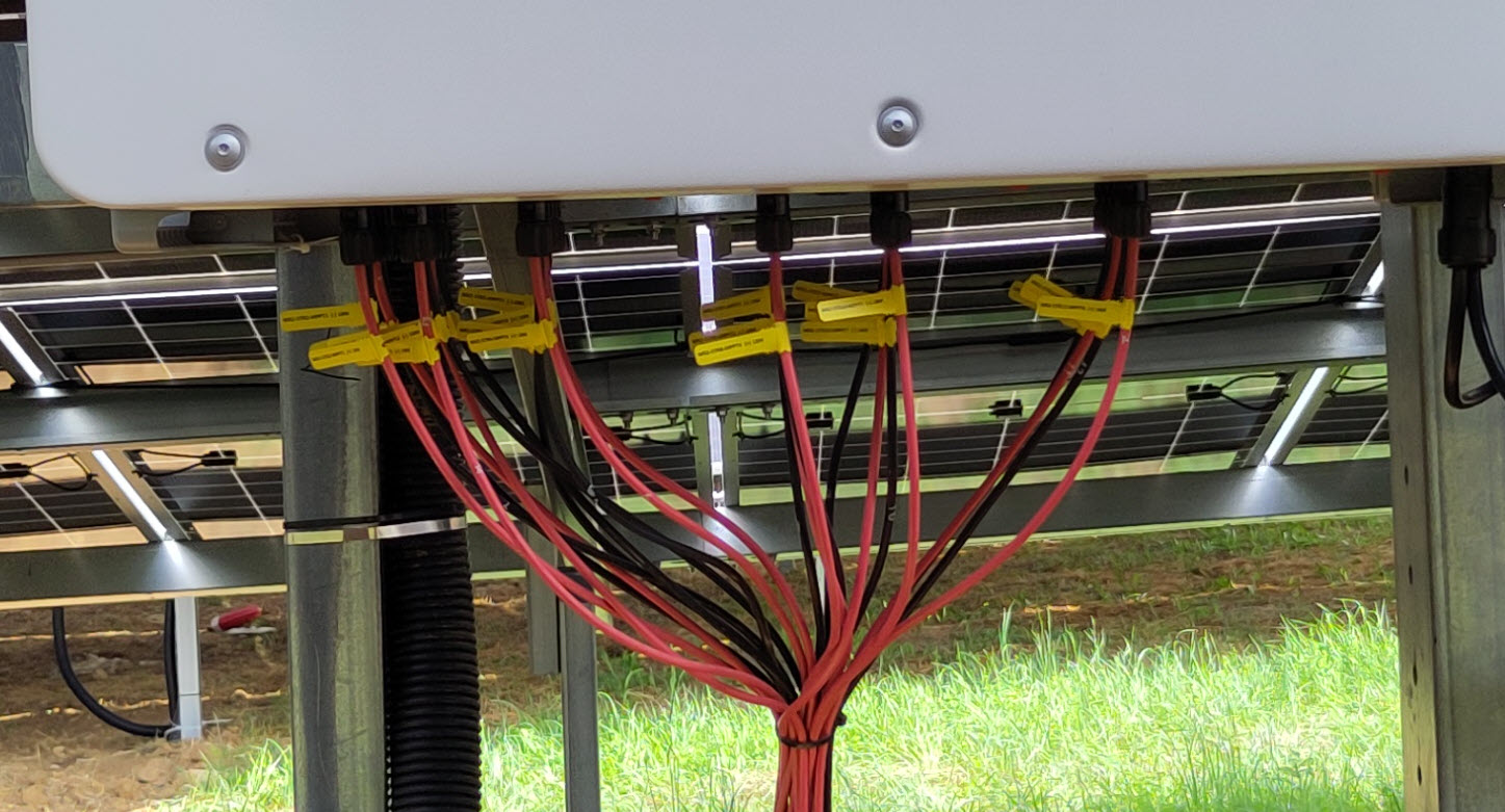 Nicht immer sind die DC Steckverbinder an den Wechselrichtern so gut zugänglich und gut leserlich beschriftet, wie hier im Bild zu sehen.