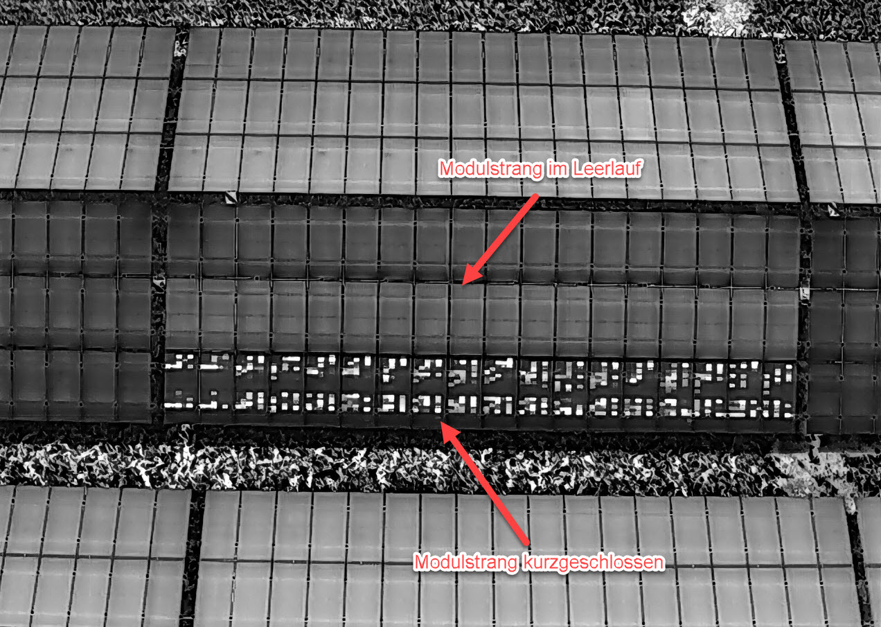 Das Bild zeigt zwei Modulstränge zum "Kalibrieren der Thermografie-Untersuchung". Ein Strang wurde kurzgeschlossen und ein Strang ist im Leerlauf.
